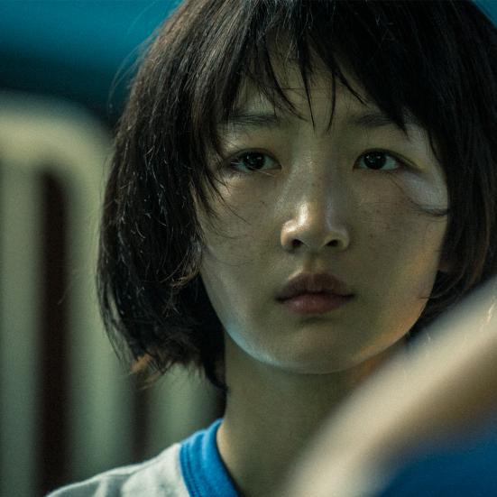 En kvinde der står og ser ind i kamaret