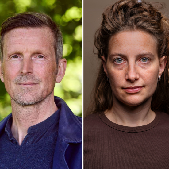 To forfattere, mand og kvinde, kigger mod kameraet