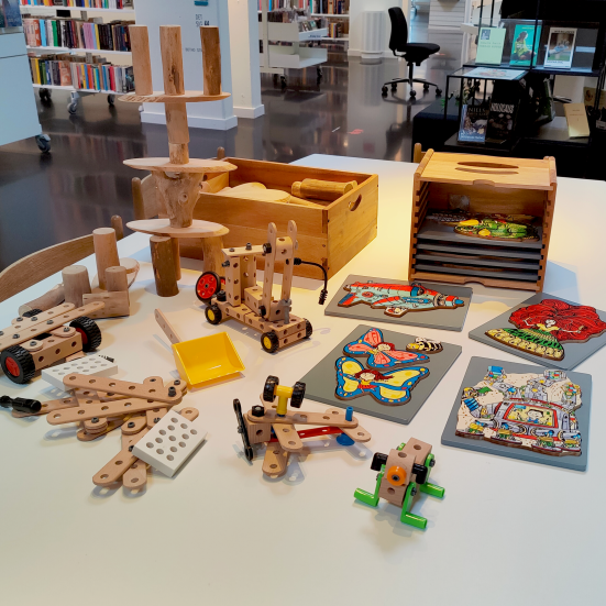 Billede af en masse trælegetøj både puslespil og brio byg